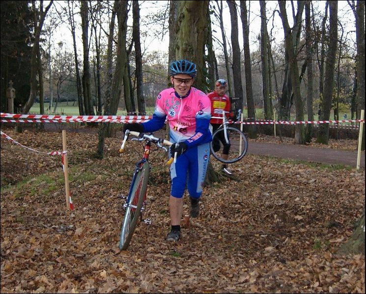 gal/Cyclo_Cross_2007/Seniors_18_novembre_2007/philou_dans_les_bois.JPG